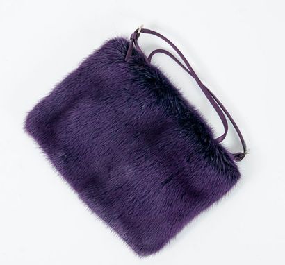 PRADA


Petit sac du soir en vison violet...