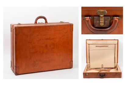 HERMES, Paris


Valise en cuir blond à surpiqûres...