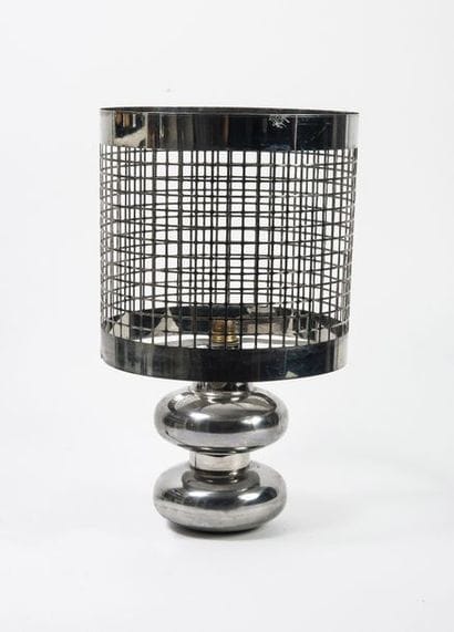 Lampe en métal chromé, le pied à double renflement. 
Abat...