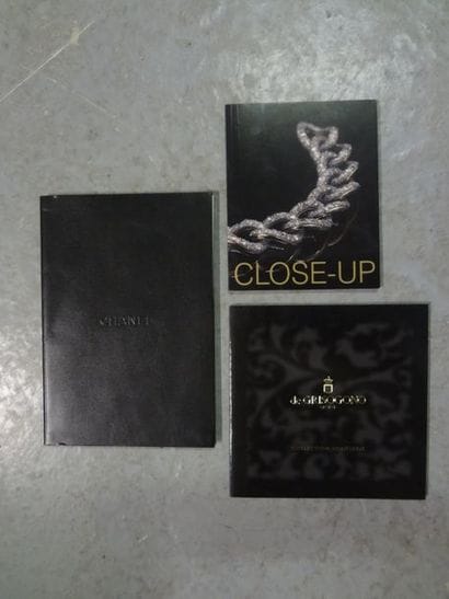 Lot de trois catalogues comprenant :

- Chanel,...