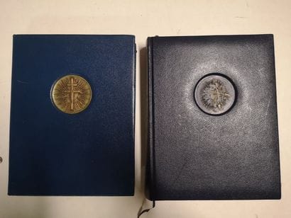 Lot de deux livres : 

- DE GAULLE Charles,...