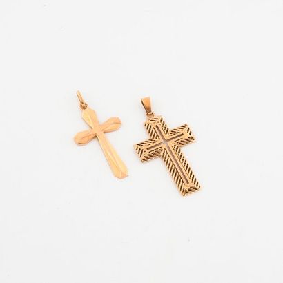 Lot de deux pendentifs croix en or jaune...