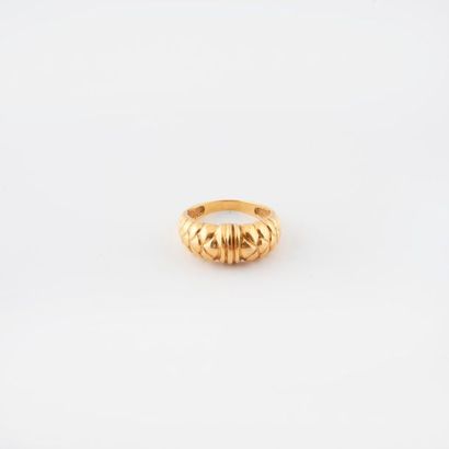 Bague jonc en or jaune (750) à motif matelassé.

Poids...