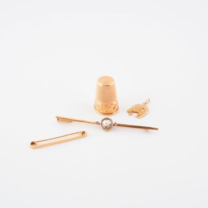 Lot de bijoux et objet divers en or jaune...