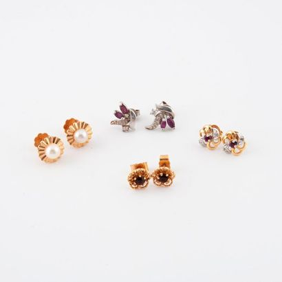 Quatre paires de puces d'oreille en ors jaune...