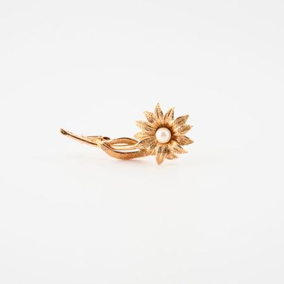 Broche fleur en or jaune (750) centrée d'une...