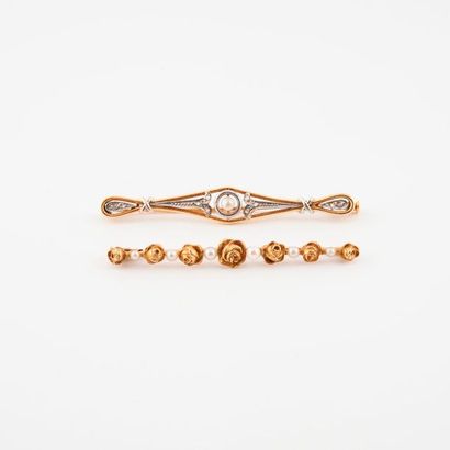 Deux broches barrettes en or jaune (750)...