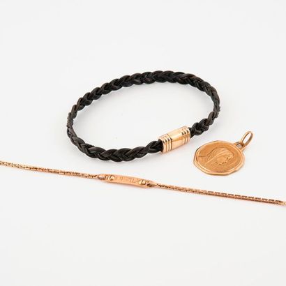 Trois bijoux :

- Bracelet en filins tressés.

Fermoir...