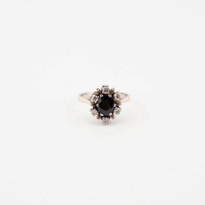 Bague marguerite en or gris (750) centrée...