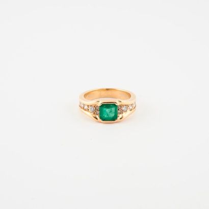 Bague jonc en or jaune (750) centrée d'une...