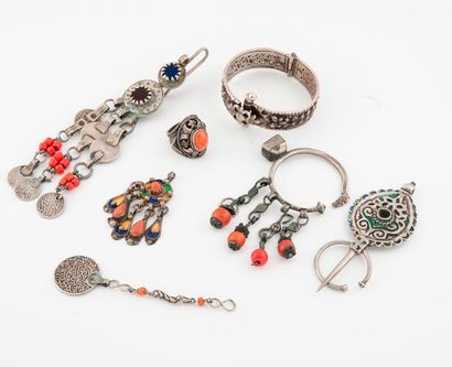 AFRIQUE DU NORD et divers

Ensemble de bijoux...