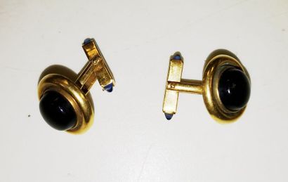 Paire de boutons de manchettes en métal doré...