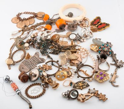 Lot de bijoux de fantaisie.

Accidents.