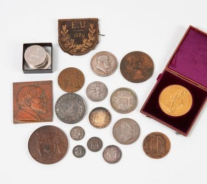 Lot de médailles en bronze ou argent (min....