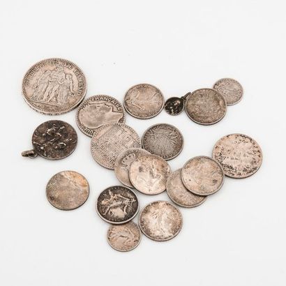 Lot de pièces diverses et médailles en argent...