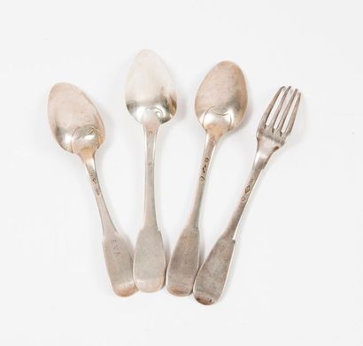 Lot de couverts en argent comprenant : 

-...