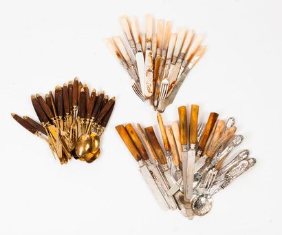 Ensemble de couverts dépareillés :

- huit...
