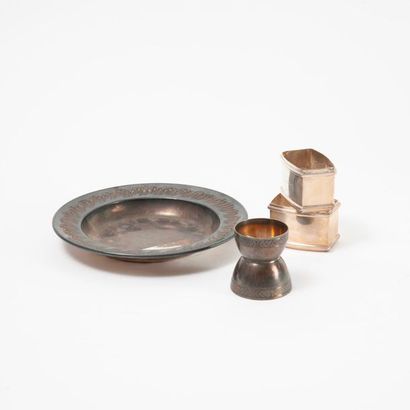 Lot d'argent (950) comprenant :

- Une assiette...