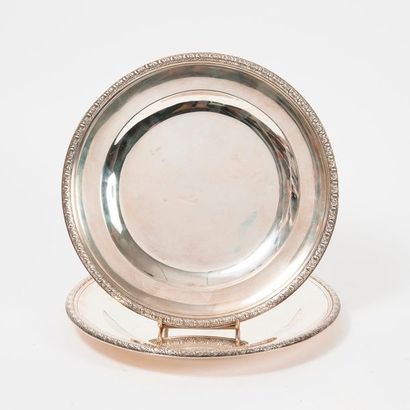 Deux grandes assiettes rondes en argent (950),...