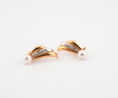 Paire de clips d'oreilles en ors jaune et...