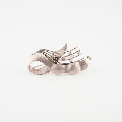Broche mouvementé en or gris (750) brossé,...