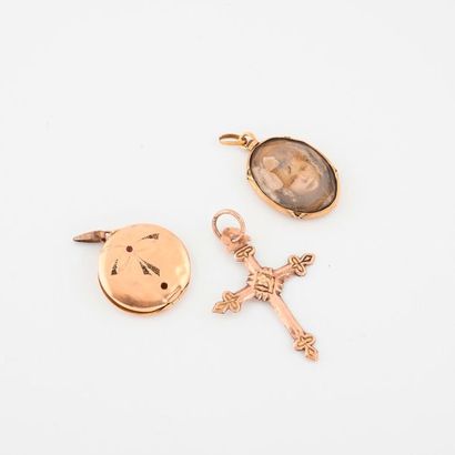 Lot comprenant : 

- Deux médaillons porte-photo...