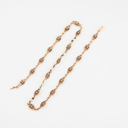 Collier formé de maillons ovales en métal...