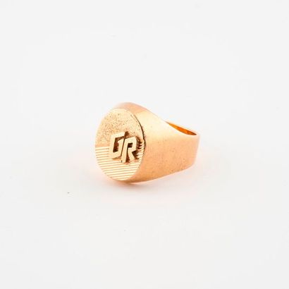 Chevalière en or jaune (750) chiffrée. 

Poids...