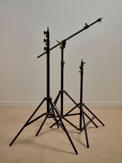 Lot de 2 pieds lumière MANFROTTO et une girafe...