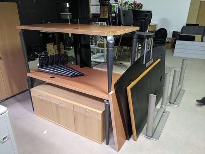 Lot de 6 bureaux, 8 chaises de bureaux et...