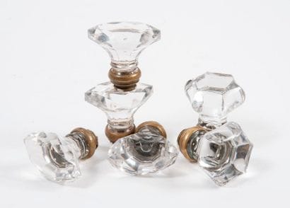 Un lot de 6 poignées de portes en verre facetté.

Monture...