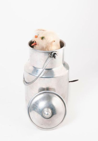 Automate dans un pot à lait figurant un chat,...