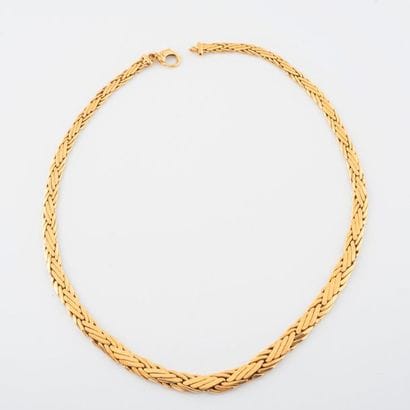 Necklace in yellow gold (750) with a braided...