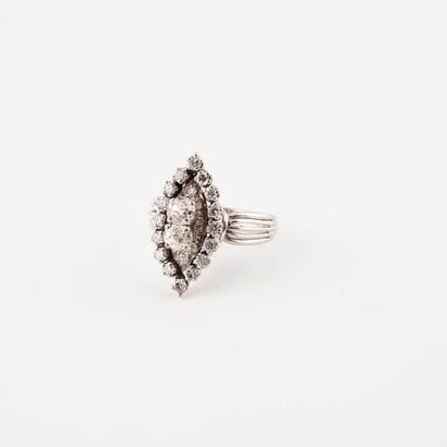 Marquise ring in white gold (750) strings...