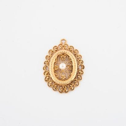 Oval pendant in yellow gold (750) filigree...