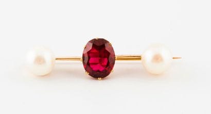 Barrette brooch in yellow gold (750) centred...