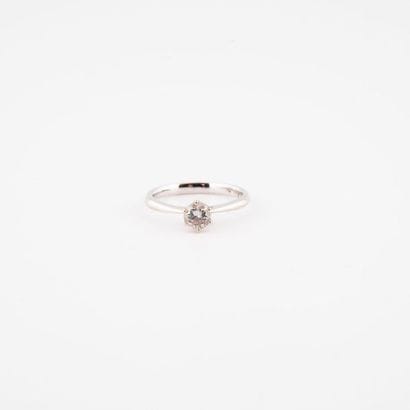 Solitaire ring in white gold (750) decorated...