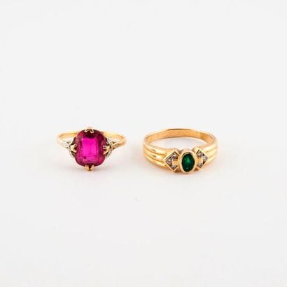 Two rings: 

- a yellow gold (750) decorated...