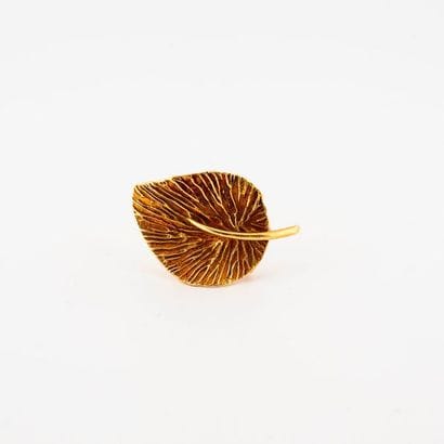 Leaf brooch in yellow gold (750). 

Pin in...