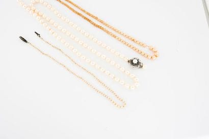Choker white cultured pearl necklace. 

White...