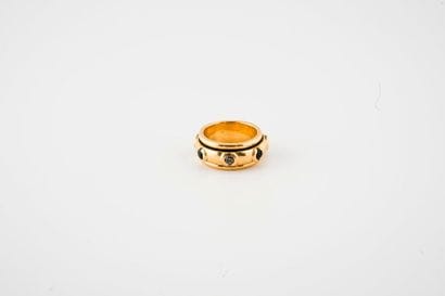 Yellow gold (750) ring decorated with a mobile...