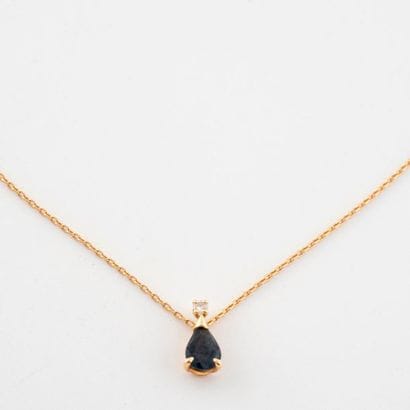 Yellow gold (750) forced-mesh necklace holding...