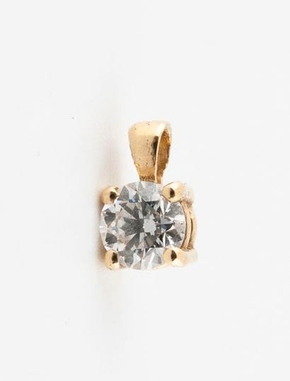 Yellow gold (750) pendant holding a brilliant...