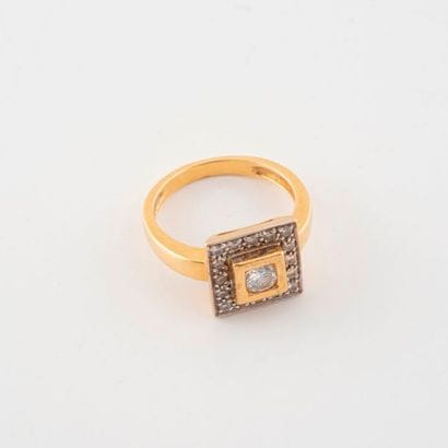 Yellow gold (750) square bezel ring decorated...