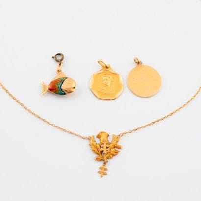 Yellow gold (750) set including: 

- Two...