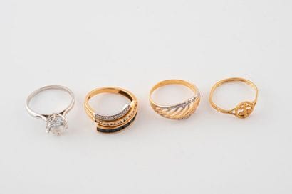 Four rings in yellow or white (750) gold:...