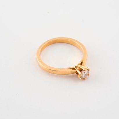 Solitaire ring in yellow gold (750) decorated...