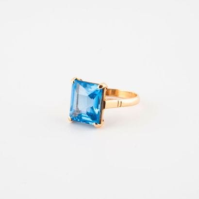 Yellow gold (750) ring decorated with a blue...