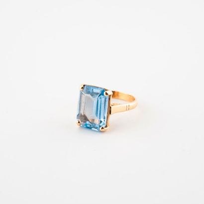 Yellow gold (750) ring decorated with a pale...