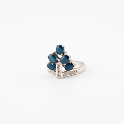 Small silver duchess ring (min. 800) adorned...